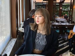 Lisa BLACKPINK Debut Solo, Intip Gaya Kerennya Saat Makan Es Krim