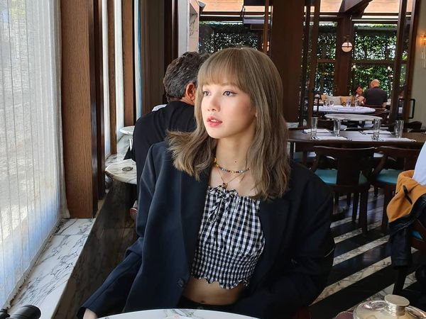 Lisa BLACKPINK Debut Solo, Intip Gaya Kerennya Saat Makan Es Krim