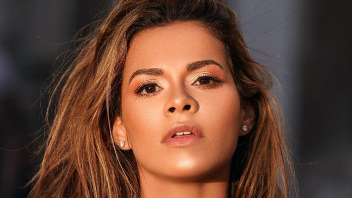 Model Playboy, Luana Sandien, berfoto dengan mengenakan jersey merah-biru khas Barcelona.