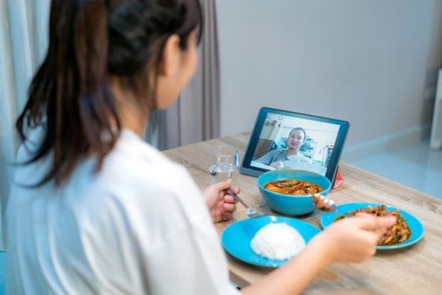 Agar suasana makan bersama  pasangan kamu lebih romantis kamu bisa memutarkan lagu bergenre romantis, saling menatap, dan mengobrol.
