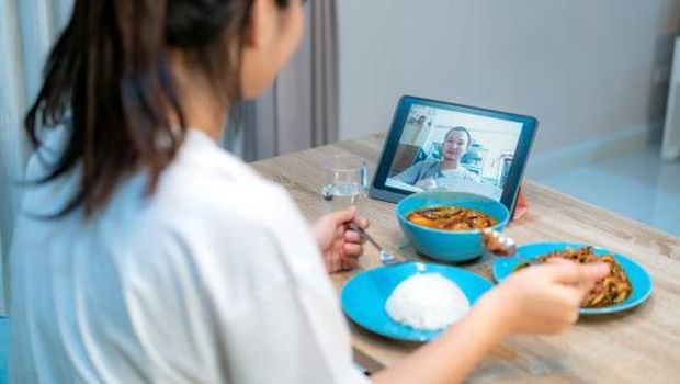 Agar suasana makan bersama  pasangan kamu lebih romantis kamu bisa memutarkan lagu bergenre romantis, saling menatap, dan mengobrol.