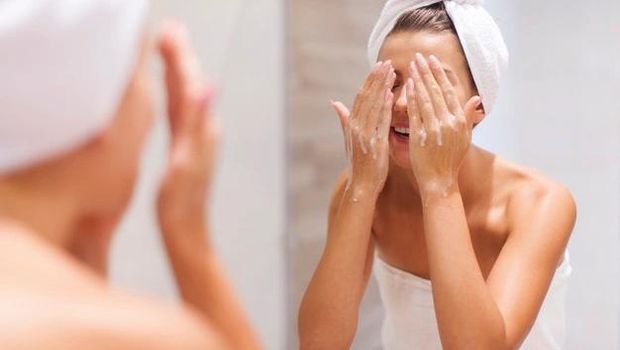 Mencuci wajah dengan pembersih yang tepat/ Foto: Freepik.com