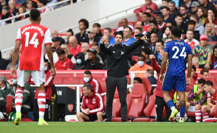 LONDON, ENGLAND - AUGUST 22: Mikel Arteta, Manager of Arsenal gestures during the Premier League match between Arsenal and Chelsea at Emirates Stadium on August 22, 2021 in London, England. (Photo by Shaun Botterill/Getty Images)