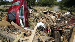 Diterjang Banjir, Mobil-mobil Ini Ringsek Hingga Nungging