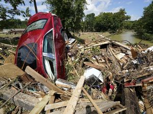 Diterjang Banjir, Mobil-mobil Ini Ringsek Hingga Nungging Diterjang Banjir, Mobil-mobil Ini Ringsek Hingga Nungging