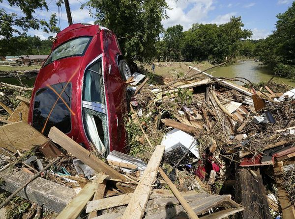 Diterjang Banjir, Mobil-mobil Ini Ringsek Hingga Nungging