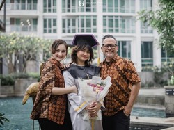 Cerita Mona Ratuliu Soal Anaknya yang Viral Bikin Proposal Demi Punya iPad