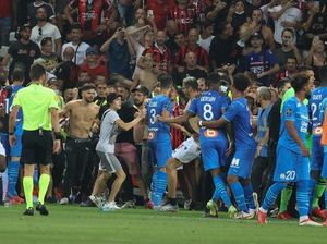 Nice Vs Marseille Rusuh! Payet Kena Timpuk, Fans Serbu Lapangan