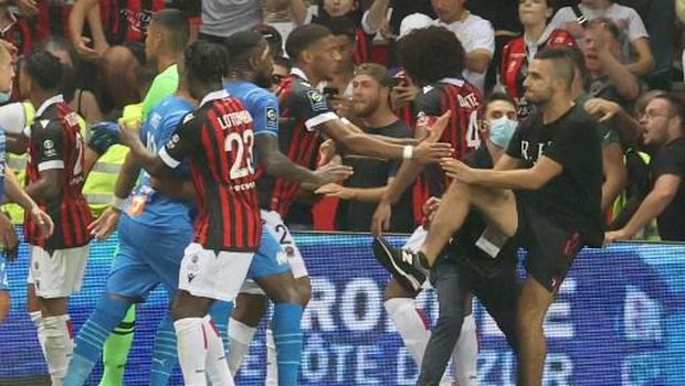 Nice Vs Marseille Rusuh! Payet Kena Timpuk, Fans Serbu ...