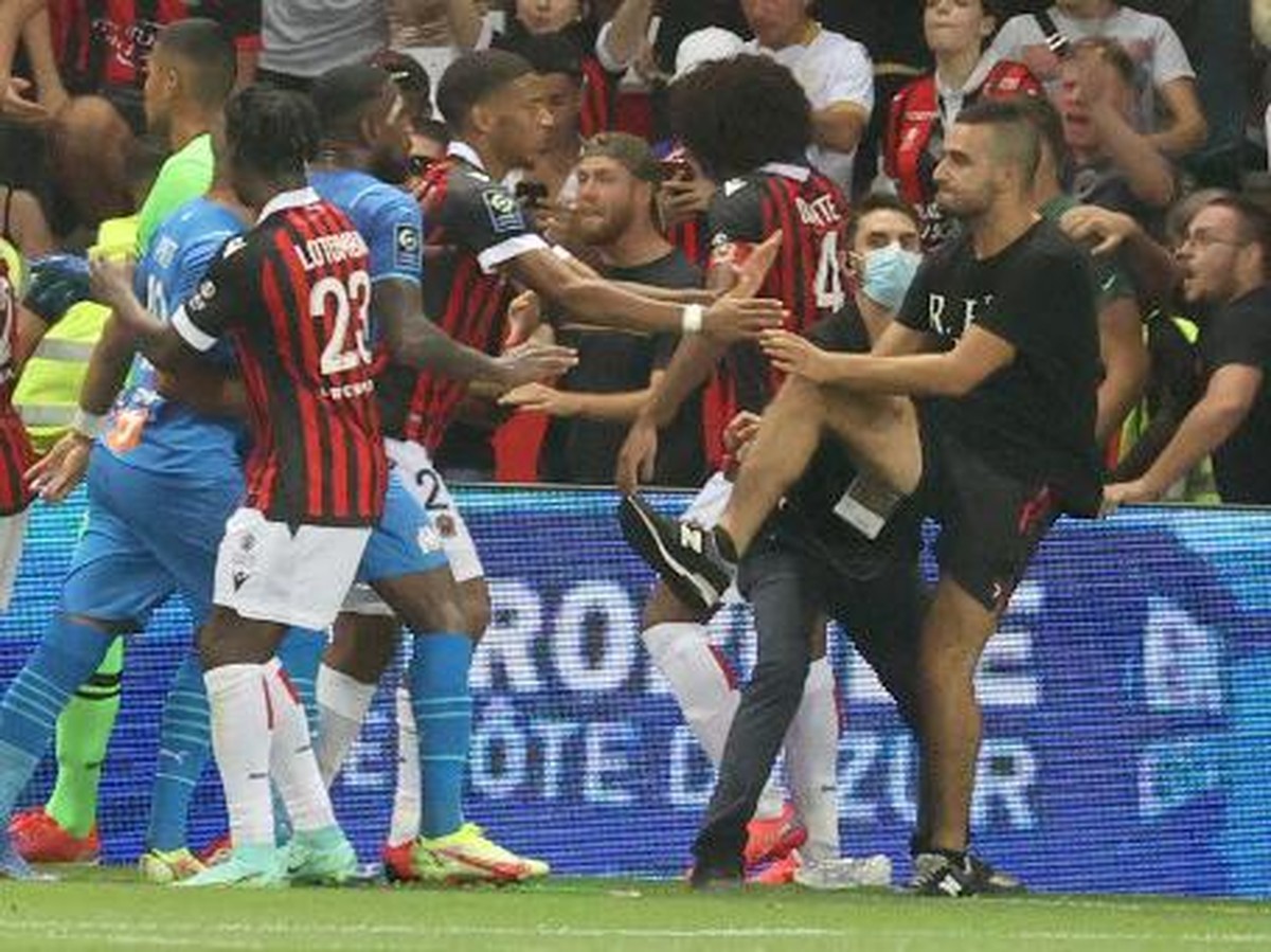 Momen kericuhan di laga Nice vs Marseille di pekan ketiga Ligue 1 2021/2022. (Foto: VALERY HACHE/AFP)
