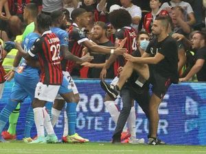 Jaksa Prancis Usut Kericuhan di Laga Nice Vs Marseille Jaksa Prancis Usut Kericuhan di Laga Nice Vs Marseille