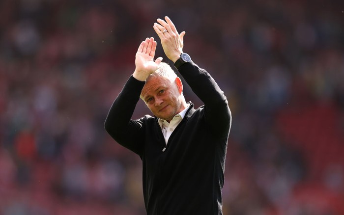SOUTHAMPTON, ENGLAND - AUGUST 22: Ole Gunnar Solskjaer, Manager of Manchester United acknowledges the fans after the Premier League match between Southampton and Manchester United at St Marys Stadium on August 22, 2021 in Southampton, England. (Photo by Ryan Pierse/Getty Images)