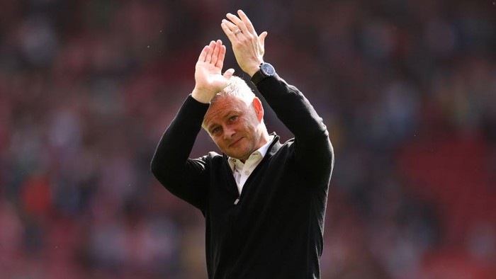 SOUTHAMPTON, ENGLAND - AUGUST 22: Ole Gunnar Solskjaer, Manager of Manchester United acknowledges the fans after the Premier League match between Southampton and Manchester United at St Marys Stadium on August 22, 2021 in Southampton, England. (Photo by Ryan Pierse/Getty Images)