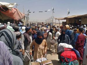 Melihat Hiruk-pikuk Perbatasan Afghanistan-Pakistan Usai Taliban Berkuasa Melihat Hiruk-pikuk Perbatasan Afghanistan-Pakistan Usai Taliban Berkuasa