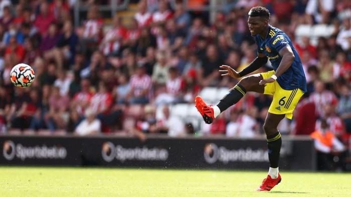 SOUTHAMPTON, ENGLAND - AUGUST 22: Paul Pogba of Manchester United appears to pick up an injury as he shoots during the Premier League match between Southampton and Manchester United at St Marys Stadium on August 22, 2021 in Southampton, England. (Photo by Ryan Pierse/Getty Images)