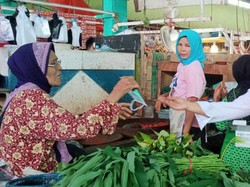 Perempuan Indonesia Raya Sumbar Bagi-bagi Masker di Pasar Tradisional