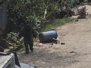 Saksi Ungkap Ciri-ciri 3 Pria yang Buang Benda Mirip Bom di Bekasi Saksi Ungkap Ciri-ciri 3 Pria yang Buang Benda Mirip Bom di Bekasi