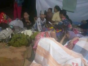 Konflik Lahan di Kampar, Ibu-ibu Nekat Nginap di Kebun: Pak Jokowi Tolong! Konflik Lahan di Kampar, Ibu-ibu Nekat Nginap di Kebun: Pak Jokowi Tolong!