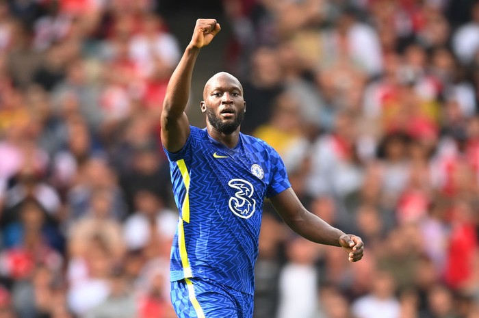 Romelu Lukaku LONDON, ENGLAND - AUGUST 22: Romelu Lukaku of Chelsea celebrates after scoring their side's first goal during the Premier League match between Arsenal and Chelsea at Emirates Stadium on August 22, 2021 in London, England. (Photo by Michael Regan/Getty Images)