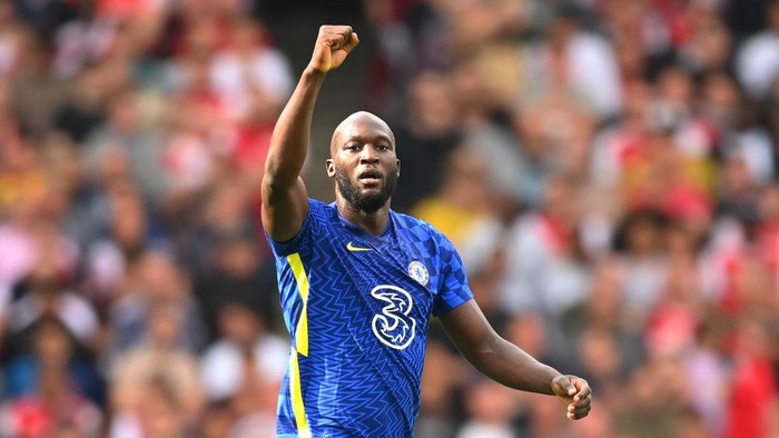 LONDON, ENGLAND - AUGUST 22: Romelu Lukaku of Chelsea celebrates after scoring their sides first goal during the Premier League match between Arsenal and Chelsea at Emirates Stadium on August 22, 2021 in London, England. (Photo by Michael Regan/Getty Images)
