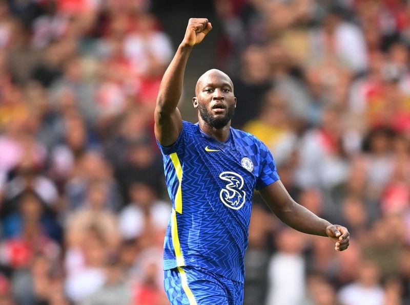 LONDON, ENGLAND - AUGUST 22: Romelu Lukaku of Chelsea celebrates after scoring their side's first goal during the Premier League match between Arsenal and Chelsea at Emirates Stadium on August 22, 2021 in London, England. (Photo by Michael Regan/Getty Images)