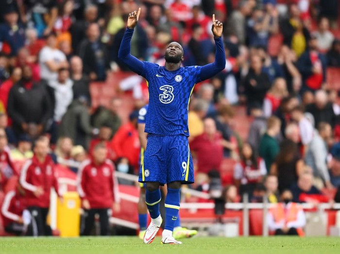 LONDON, ENGLAND - AUGUST 22: Romelu Lukaku of Chelsea celebrates after victory in the Premier League match between Arsenal and Chelsea at Emirates Stadium on August 22, 2021 in London, England. (Photo by Michael Regan/Getty Images)