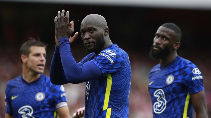 Chelseas Cesar Azpilicueta, left, Chelseas Romelu Lukaku, Chelseas Antonio Rudiger, right, during the English Premier League soccer match between Arsenal and Chelsea at the Emirates stadium in London, England, Sunday, Aug. 22, 2021. (AP Photo/Ian Walton)