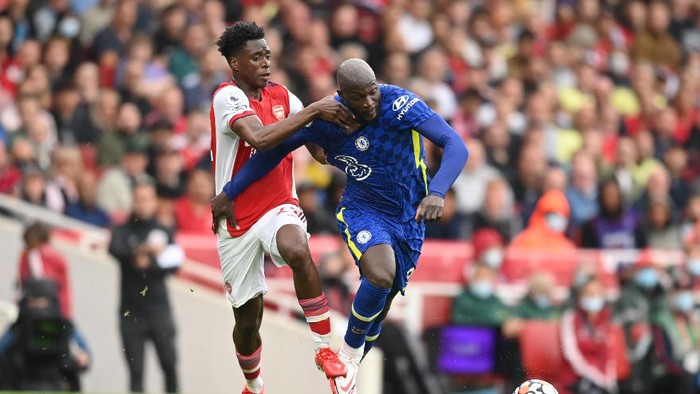 LONDON, ENGLAND - AUGUST 22: Romelu Lukaku of Chelsea is fouled by Nuno Tavares of Arsenal during the Premier League match between Arsenal and Chelsea at Emirates Stadium on August 22, 2021 in London, England. (Photo by Michael Regan/Getty Images)