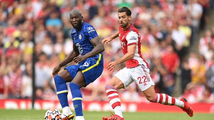 LONDON, ENGLAND - AUGUST 22: Romelu Lukaku of Chelsea battles for possession with Pablo Mari of Arsenal during the Premier League match between Arsenal and Chelsea at Emirates Stadium on August 22, 2021 in London, England. (Photo by Michael Regan/Getty Images)
