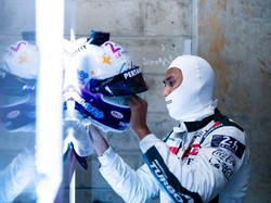 Ada Ayat Al-Quran, Ini Helm Sean Gelael yang Raih Podium 24 Hours of Le Mans