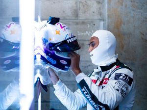 Ada Ayat Al-Quran, Ini Helm Sean Gelael yang Raih Podium 24 Hours of Le Mans Ada Ayat Al-Quran, Ini Helm Sean Gelael yang Raih Podium 24 Hours of Le Mans