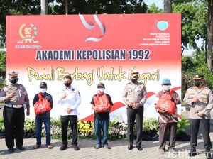 Seribu Paket Sembako Dibagikan ke Tukang Becak hingga Ojol di Jatim Seribu Paket Sembako Dibagikan ke Tukang Becak hingga Ojol di Jatim