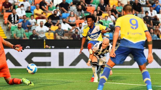 Soccer Football - Italy - Serie A - Udinese v Juventus - Dacia Arena, Udine, Italy - August 22, 2021 Juventus' Juan Cuadrado scores their second goal REUTERS/Massimo Pinca