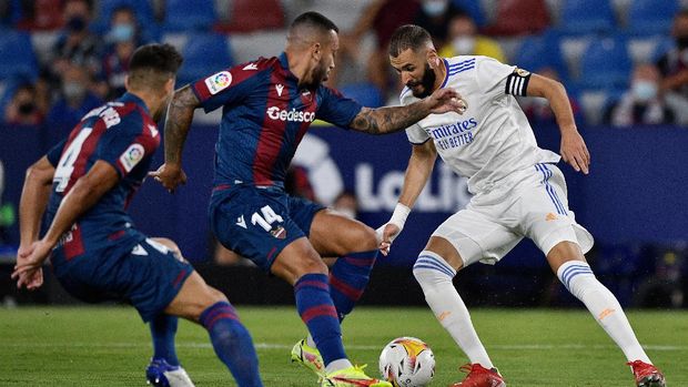 Soccer Football - LaLiga - Levante v Real Madrid - Estadio Ciudad de Valencia, Valencia, Spain - August 22, 2021 Levante's Rober Pier and Ruben Vezo in action with Real Madrid's Karim Benzema REUTERS/Pablo Morano