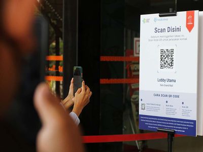 Sosialisasi Scan QRcode Saat Masuk Mal di Solo
