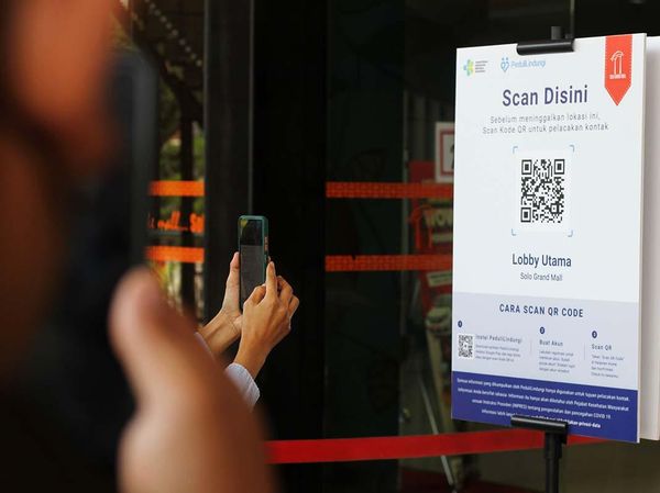 Sosialisasi Scan QRcode Saat Masuk Mal di Solo
