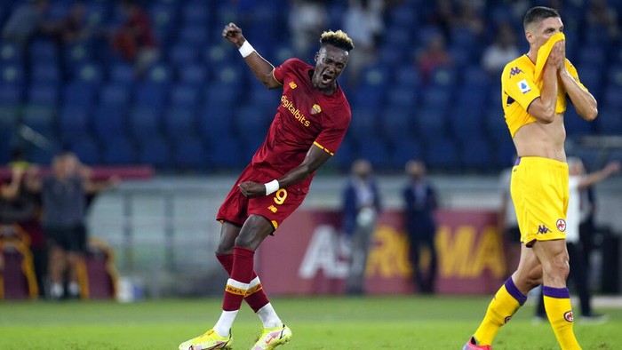 Romas Tammy Abraham, center, celebrates after teammate Jordan Veretout scored their sides second goal of the game during the Serie A soccer match between Roma and Fiorentina at Romes Olympic Stadium, Sunday, Aug. 22, 2021. (AP Photo/Gregorio Borgia)