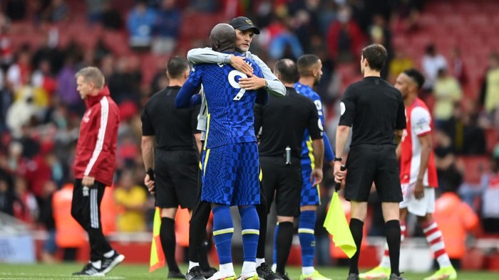 LONDON, ENGLAND - AUGUST 22: Thomas Tuchel, Manager of Chelsea hugs Romelu Lukaku of Chelsea following victory in the Premier League match between Arsenal and Chelsea at Emirates Stadium on August 22, 2021 in London, England. (Photo by Shaun Botterill/Getty Images)