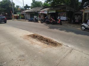Lubang Sisa Tiang di Tengah Jalan Dekat Tol Brigif Depok Ditambal Tanah