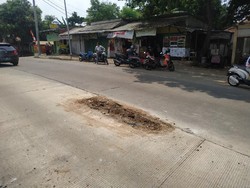 Lubang Sisa Tiang di Tengah Jalan Dekat Tol Brigif Depok Ditambal Tanah