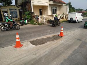 Lubang Bekas Tiang Tengah Jalan Dekat Tol Brigif Ditambal Disemen