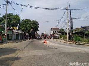 Tiang-tiang Listrik di Tengah Jalan Dekat Tol Brigif Dicabut!