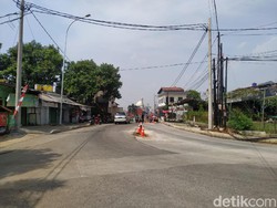 Tiang-tiang Listrik di Tengah Jalan Dekat Tol Brigif Dicabut!