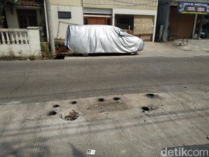 Tiang Makan Jalan di Dekat Tol Brigif Depok Dicabut, Warga Merasa Aman