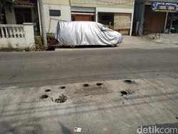Tiang Makan Jalan di Dekat Tol Brigif Depok Dicabut, Warga Merasa Aman