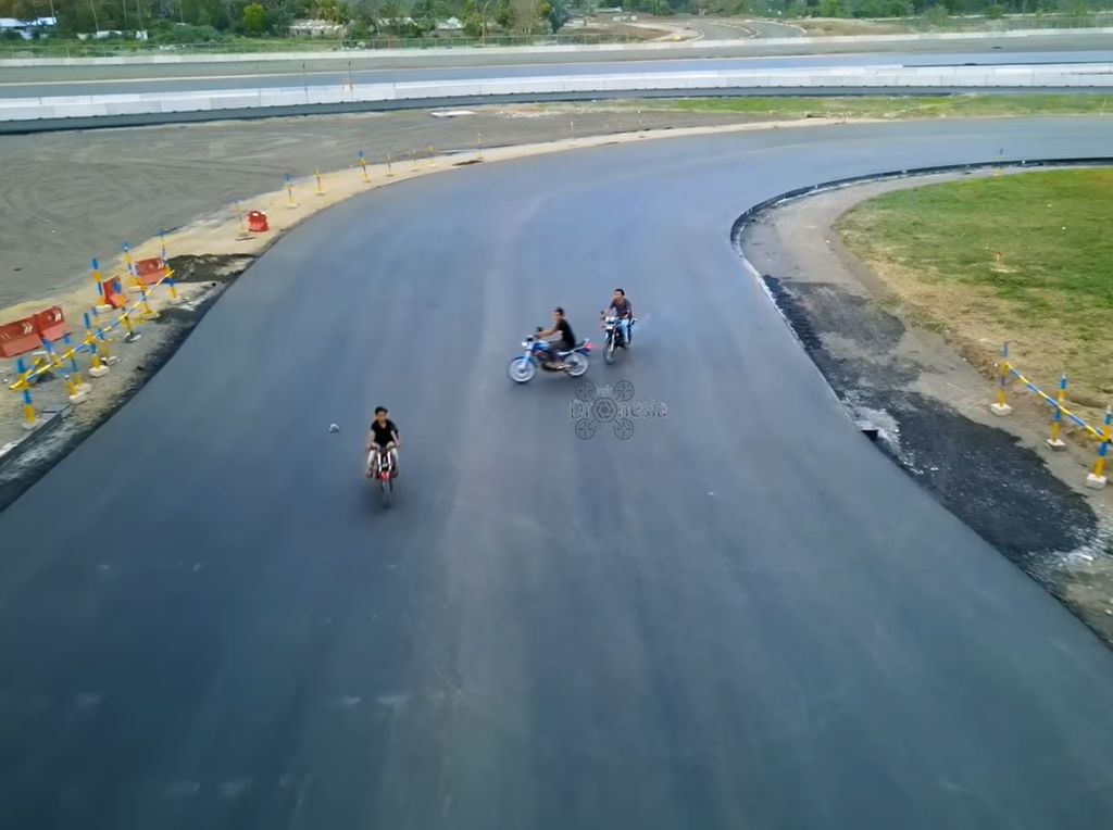 Waduh! 3 Pemotor RX King Masuk dan Duluan Jajal Aspal Sirkuit Mandalika Waduh! 3 Pemotor RX King Masuk dan Duluan Jajal Aspal Sirkuit Mandalika