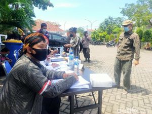 Petugas Berseragam Pejuang Warnai Vaksinasi di Sawahan, Surabaya Petugas Berseragam Pejuang Warnai Vaksinasi di Sawahan, Surabaya