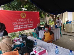 BIN Door to Door Vaksinasi Warga Bantaran Rel KA Cilegon