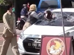 Viral Perempuan Diduga ASN Ngawi Ngamuk Hancurkan Kaca Mobil di Tengah Jalan