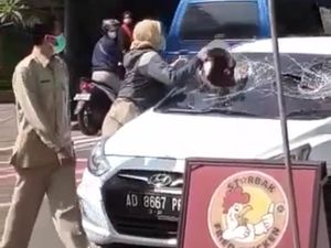 Viral Perempuan Diduga ASN Ngawi Ngamuk Hancurkan Kaca Mobil di Tengah Jalan Viral Perempuan Diduga ASN Ngawi Ngamuk Hancurkan Kaca Mobil di Tengah Jalan